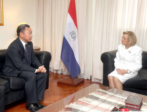 Encuentro entre el embajador Alexander Tha-Ray Yui con la presidenta Alicia Pucheta.