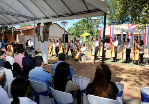 El sonido de las arpas paraguayas estuvieron presentes en la inauguración, en honor al gran arpista, Félix Pérez Cardozo, cuyo nombre lleva la ciudad.