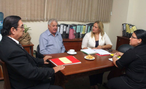 El doctor Arnaldo González, en reunión el representante de la ACONASA, doctor Alfredo Mena.