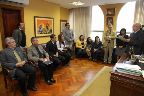 La comitiva de la AIDEF fue recibida por el ministro de la Corte Suprema de Justicia doctor Miguel Óscar Bajac.