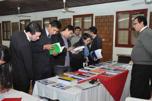 Entre las actividades en Canindeyú está una exposición de libros de la IIJ.