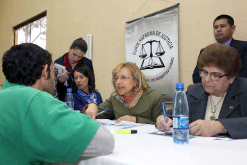 La presidenta de la Corte, doctora Alicia Pucheta de Correa, se entrevista con uno de los internos.