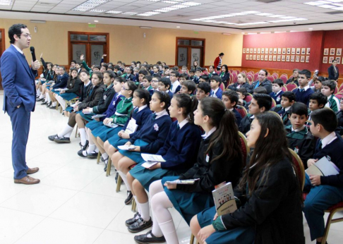 El magistrado Guillermo Trovato dialogó con los alumnos del Colegio Monseñor Lasagna.