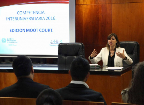 La directora de la Dirección de Derechos Humanos de la Corte, abogada Nury Montiel, realizó la presentación ante representantes y estudiantes.