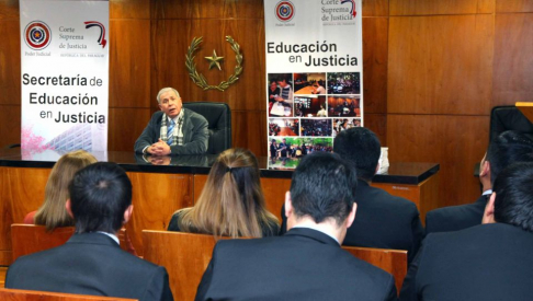 Charla del juez Héctor Capurro a los alumnos de tercer y cuarto año de Derecho.
