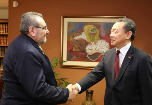 Instante en que el presidente de la Corte Suprema de Justicia, Dr. Antonio Fretes, recibe al embajador chino, Alexander Tah-ray Yui, durante la visita protocolar que realizó el diplomático al Poder Judicial. 