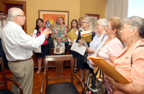 El ministro Miguel Óscar Bajac recibió en su despacho a las mujeres que fueron distinguidas.