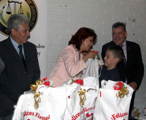 La vicepresidenta segunda, Miryam Peña, participó de la entrega de obsequios a los lustrabotas.