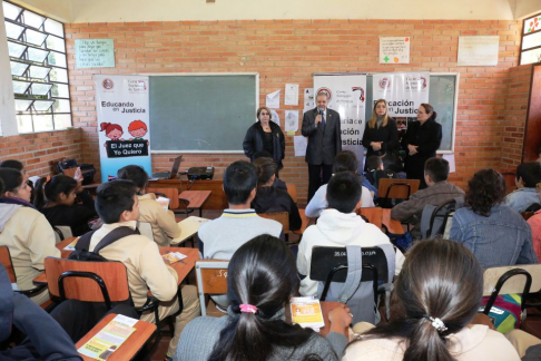 Autoridades judiciales de Caazapá lograron mayor cercanía a los estudiantes con charlas educativas.