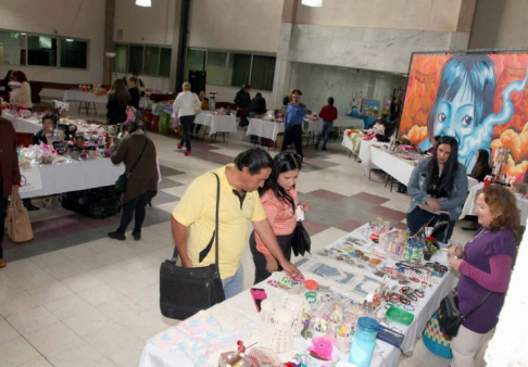 La Feria de Artesanía y Manualidades se realiza en la plazoleta de la sede judicial de la capital.