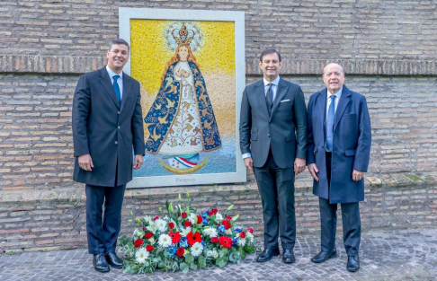 El presidente Diesel participó en la entrega de una ofrenda floral a la Virgen de Caacupé, Patrona del Paraguay