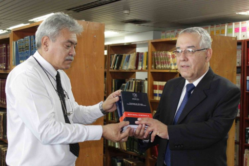 Los materiales fueron entregados por el doctor Luis Lezcano Claude, en representación de la Facultad de Derecho.