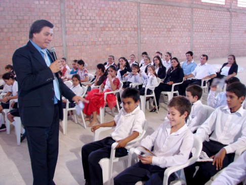 El camarista de la Niñez y de la Adolescencia, doctor Feliciano Brizuela dialogó con los niños sobre los derechos y obligaciones