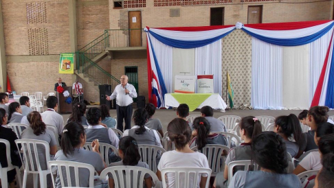 El doctor Sindulfo Blanco, ministro superintendente de Cordillera, saludó a los estudiantes y agradeció la presencia de autoridades.