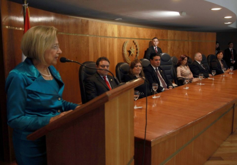 La vicepresidenta de la República del Paraguay, doctora Alicia Pucheta, fue homenajeada por la AMJP.