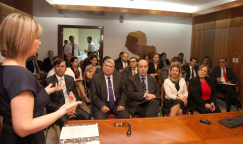 Reunión de introducción sobre tramitación electrónica en la sala de videoconferencias del Palacio de Justicia de Asunción.