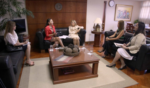 La presidenta Alicia Pucheta charlando con la ministra de Senavitat, Soledad Núñez, y la directora de Registros Públicos, Lourdes González.