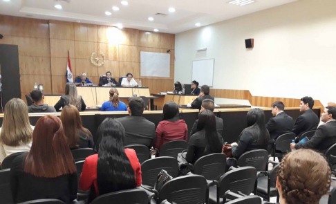 El abogado Juan Carlos Rocholl Céspedes, Juez Penal de Garantías de Cordillera, presidió el juicio oral y público presenciado por los estudiantes de la Universidad Católica.
