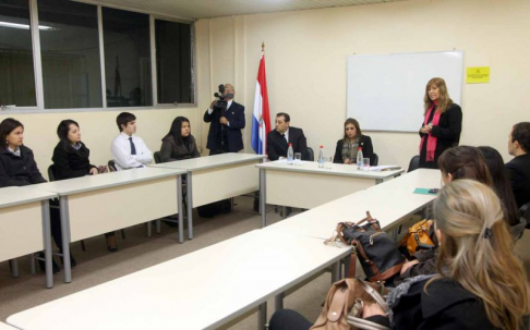 La licenciada Julia Cardozo, explicando a los estudiantes el proceso de pasantías que van a realizar en el Poder Judicial de Asunción.
