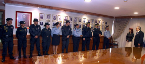 Los vicepresidentes, José Raúl Torres Kirmser y Miryam Peña, realizaron un acto de reconocimiento a oficiales y suboficiales de la Policía Nacional que prestan servicios en el Palacio de Justicia.