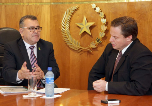 Doctores Delio Vera Navarro, presidente de la AJP, y Alberto Martínez Simón conversando durante el curso.