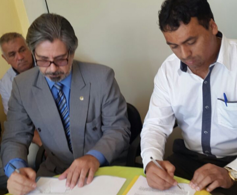 La firma se dio en el  Juzgado de Paz de Tavapy, entre el presidente de dicha jurisdicción, abogado Isidro González y el Intendente Municipal de la localidad, abogado Aníbal Fidabel Romero.