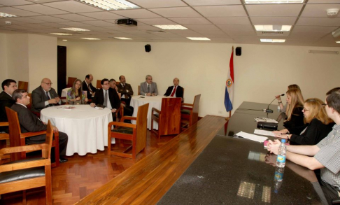 Conversatorio entre las juezas de EE.UU. y sus colegas paraguayos.