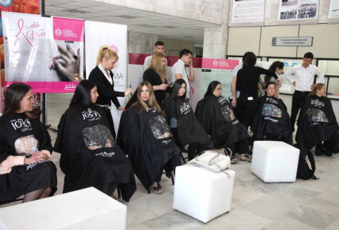Donación de cabello para ayudar a combatir el cáncer de mama