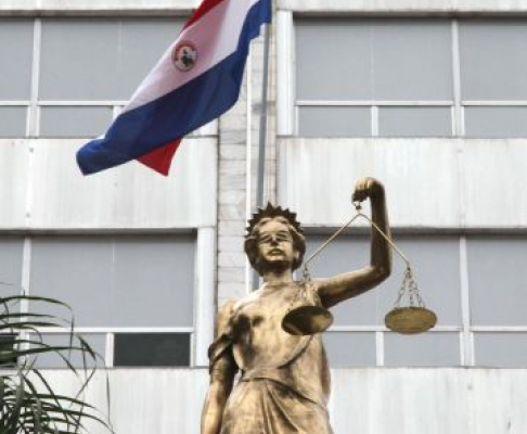 La estatua de Astrea frente a la sede judicial de Asunción