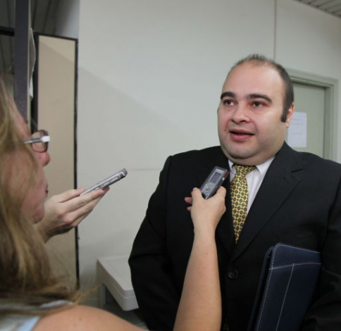 El Director del Departamento de Ingresos Judiciales, Rubén Ayala Olmedo en conversación con los periodistas