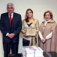 El doctor Carlos González Rufinelli, Director General de Derechos de Autor y Derechos Conexos y la ministra de la Corte Suprema de Justicia doctora Gladys Ester Bareiro de Módica posan junto a la ganadora del segundo premio