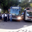 Las autoridades abordan el transporte público frente a la basílica de Caacupé.