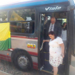 El doctor Sindulfo Blanco desciende del transporte público Cabañas S.A. que desde hoy inicia su recorrido hasta el Palacio de Justicia de Caacupé.