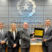 Al culminar el acto el Dr. Diesel Junghanns, recibió una distinción por su apoyo constante a la labor que realiza en favor de los jueces de paz.