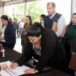 Funcionarios del Poder Judicial ubicados en los accesos al polideportivo orientan a los postulantes, considerando que cada uno tiene asignados un número de asiento, sector y color, de acuerdo con el orden alfabético.