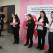 Entrega del lazo rosa y materiales informativos a los funcionarios judiciales y usuarios de justicia.