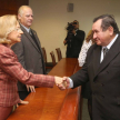 El saludo protocolar entre las autoridades judiciales y los magistrados y fiscal.
