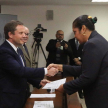 Tras la culminación del acto protocolar, el presidente hizo entrega de la Carta de Naturalización, documento oficial que acredita la nacionalidad paraguaya conforme a la normativa vigente.