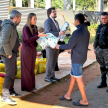 Los jueces abogada Liz Paola Mongelós y abogado Matías Garcete, respectivamente, acudieron al Centro Educativo de Itauguá para hacer entrega de abrigos, medias, mantas y otros artículos destinados a mitigar las bajas temperaturas de la temporada invernal.