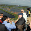 El ministro de la Corte Dr. Antonio Fretes y el presidente de la Comisión Ambiental de Diputados, Pastor Vera Bejarano, conversando sobre la situación del vertedero.