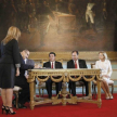 El doctor Cirilo Guillermo Sosa, estampa su firma en el documento que lo designa ministro de Trabajo.