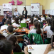 La directora de la Dirección de Propiedad Intelectual del Poder Judicial abogada Gabriela Talavera diálogo de forma amena con los alumnos