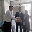 La responsable de la Dirección General de Recursos Humanos, Rosa Szarán, y el encargado de la Dirección de Desarrollo, René Genes, recibieron los víveres en el Palacio de Justicia de Asunción.
