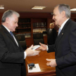 Momento en que un miembro del Tribunal Ético hace entrega de un ejemplar al presidente de la Corte Suprema de Justicia