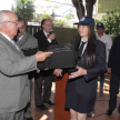 Entrega de materiales a los nuevos facilitadores estudiantiles de manos del ministro Miguel Óscar Bajac.