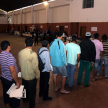 Las personas se acercan hasta la oficina móvil para registrar sus biciclos.
