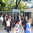 Las autoridades e invitados recorren la plaza