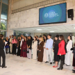 Funcionarios del Departamento de Educación en Justicia dieron la bienvenida a los estudiantes y los acompañaron durante el recorrido.