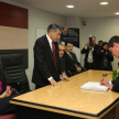 Los comparecientes firmando el acta de juramento que habilita el ejercicio de la profesión de abogado.