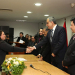 Los nuevos abogados saludando a las autoridades tras la firma del acta.